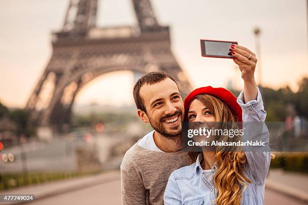 selfie in front of the eiffel tower - beret 個照片及圖片檔