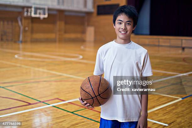 basketball spielen sie in der sporthalle - basketball teenager stock-fotos und bilder