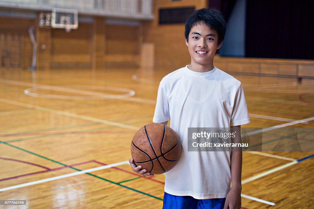 Jogando basquete no ginásio