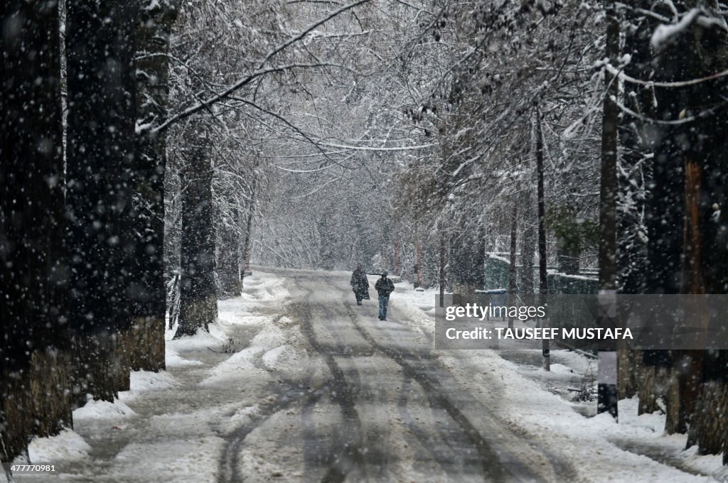 INDIA-WEATHER-SNOW