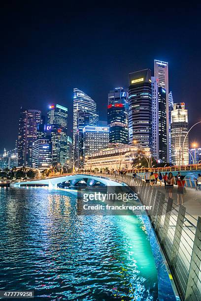 skyline of the singapore downtown at night from the marina - singapore stockfoto's en -beelden