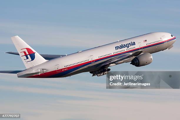 malaysia airlines boeing 777-200/er - boeing 777 stock pictures, royalty-free photos & images