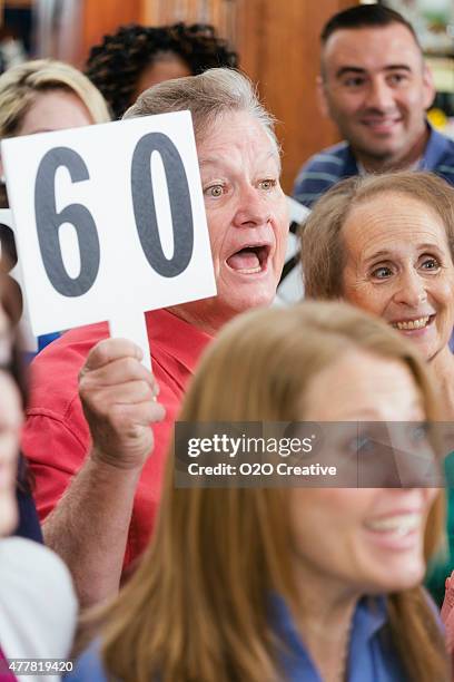 - auktion menschenmenge - gebot stock-fotos und bilder