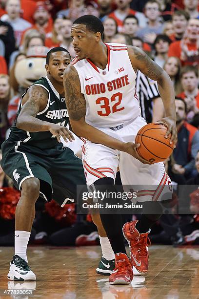 Lenzelle Smith, Jr. #32 of the Ohio State Buckeyes controls the ball against the Michigan State Spartans on March 9, 2014 at Value City Arena in...