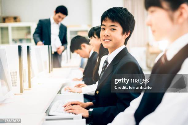 日本の 10 代の学生のコンピュータラボ - pc 授業 ストックフォトと画像