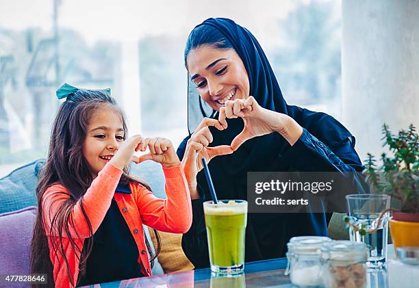con le mani a forma di cuore - generations arab foto e immagini stock