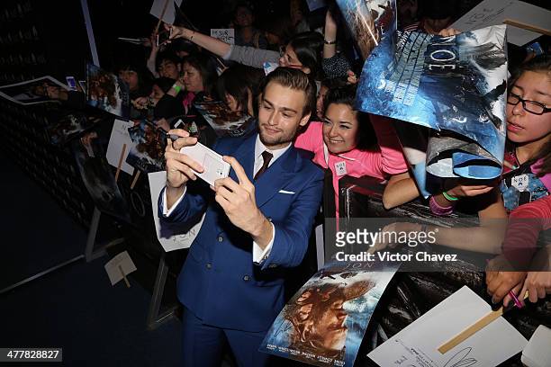 Actor Douglas Booth attends the premiere of Paramount Pictures' "NOAH" at Pepsi Center on March 10, 2014 in Mexico City , Mexico. )
