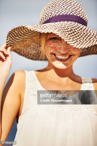sensazione estiva - cappello per il sole foto e immagini stock