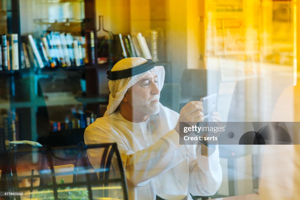 Senior arabische Mann Fotografieren mit einem smartphone