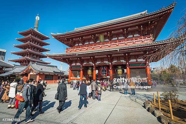 tokyo touristen in senso-ji-tempel der fünf-stöckige pagode asakusa japan - asakusa senso temple stock-fotos und bilder