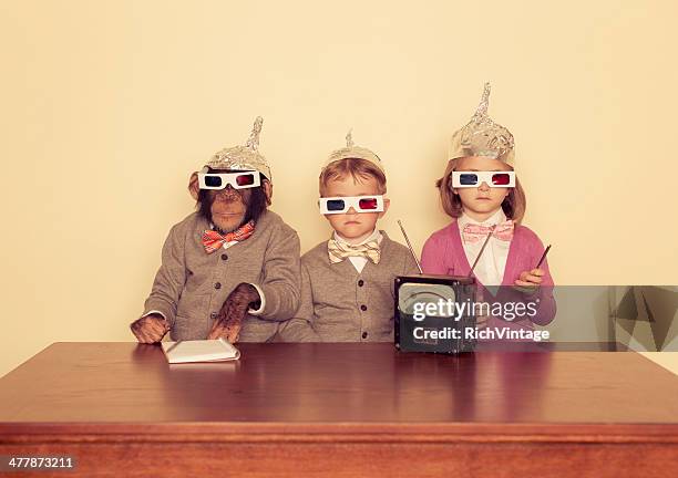 niños pequeños y chimpancé desgaste tinfoil rígidos - monkey wearing glasses fotografías e imágenes de stock