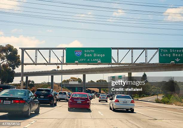 los ángeles tráfico en la autopista 405 - highway 405 fotografías e imágenes de stock