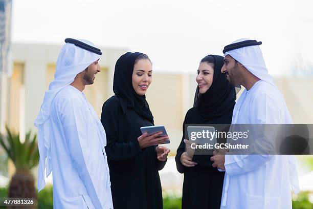 junge arab business-men & women - uae soldier stock-fotos und bilder