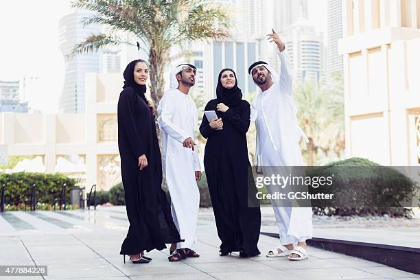 vae nations in traditioneller kleidung, dubai, vereinigte arabische emirate - emirati at work stock-fotos und bilder
