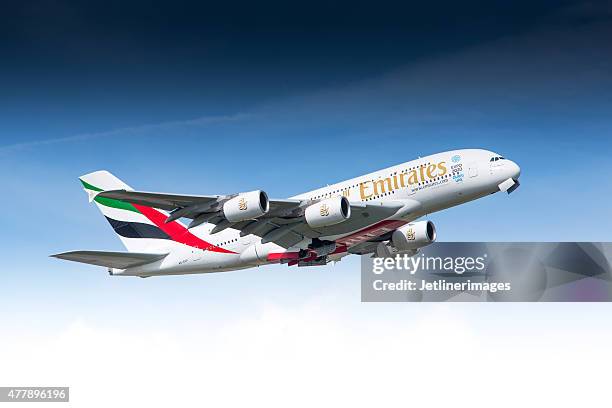 un airbus a380 de emirates airline - boeing photos et images de collection