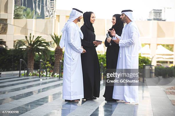gruppe von modernen arabischen business men & women - emirati at work stock-fotos und bilder