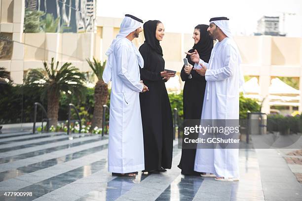 gruppo di uomini d'affari moderno arabi & donna - emirati at work foto e immagini stock