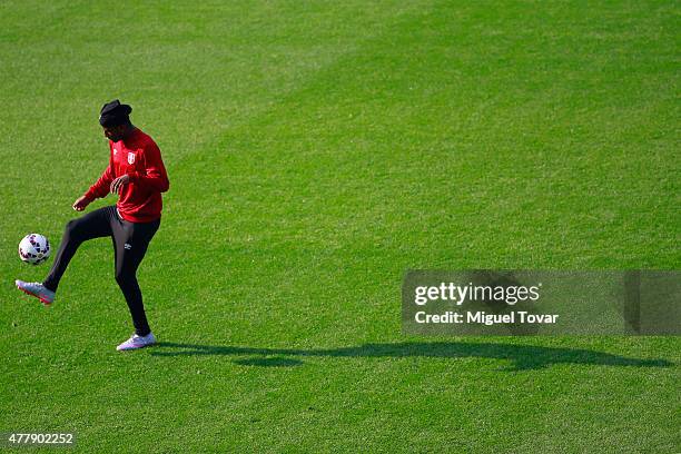 Carlos Ascues of Peru controls the ball during a training session at German Becker Stadium on June 20, 2015 in Temuco, Chile. Peru will face Colombia...