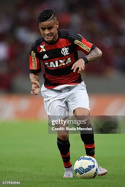 Everton of Flamengo controls the ball during a match between Flamengo and Atletico Mineiro as part of Brasileirao Series A 2015 at Maracana Stadium...