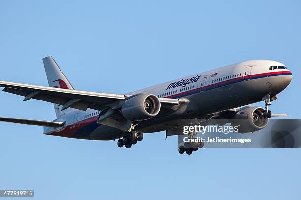 malaysia airlines boeing 777-200/er - boeing 777 stock pictures, royalty-free photos & images