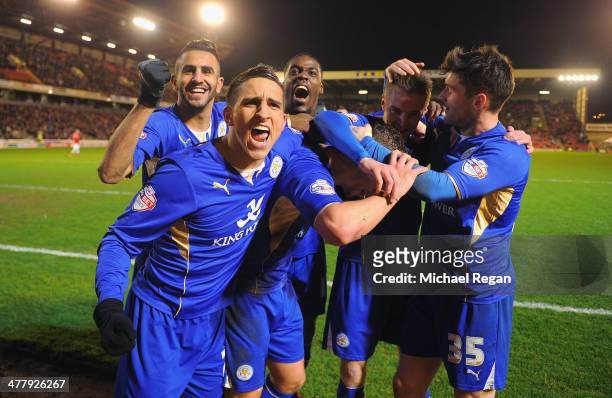 Marcin Wasilewski, Anthony Knockaert, Jeffrey Schlupp, Jamie Vardy and David Nugent of Leicester celebrate with Daniel Drinkwater after he scores to...