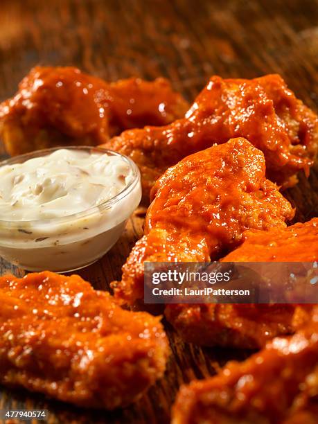 heiße buffalo chicken wings - chicken wings stock-fotos und bilder