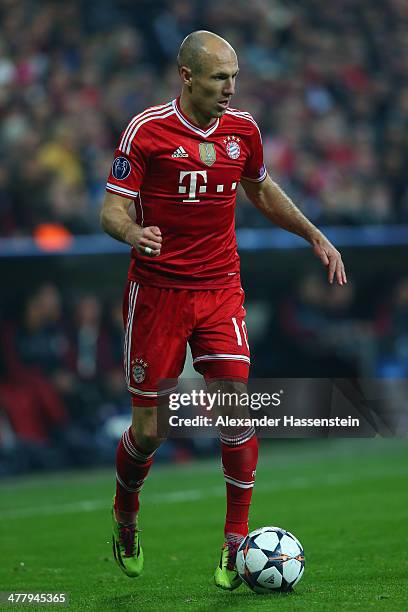 Arjen Robben of Muenchen runs with the ball during the UEFA Champions League Round of 16 second leg match between FC Bayern Muenchen and Arsenal FC...