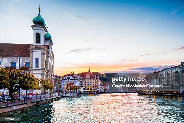 lucerna svizzera fiume reuss, con la chiesa gesuita al tramonto autunno - luzern foto e immagini stock