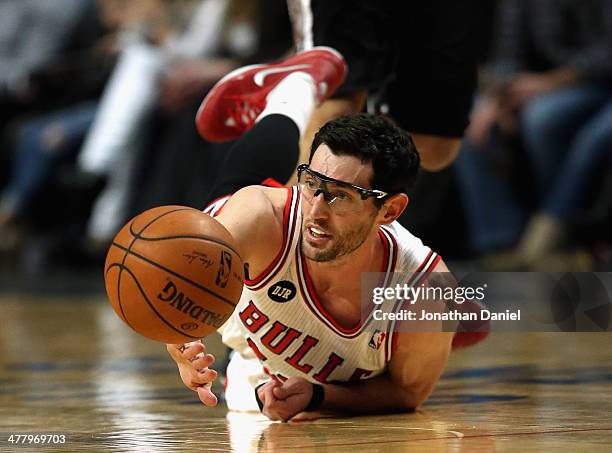 Kirk Hinrich of the Chicago Bulls watches a loose ball get away during a game against the San Antonio Spurs at the United Center on March 11, 2014 in...