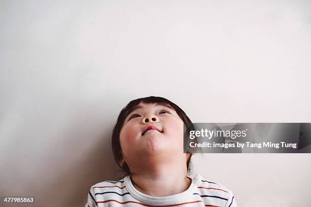 toddler girl looking up to the ceiling - asian ceiling stock pictures, royalty-free photos & images