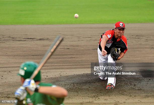 Kyuji Fujikawa of Kochi Fighting Dogs delivers a pitch during a practice match between Kochi Fighting Dogs and Kagawa Olive Guyners & Tokushima...