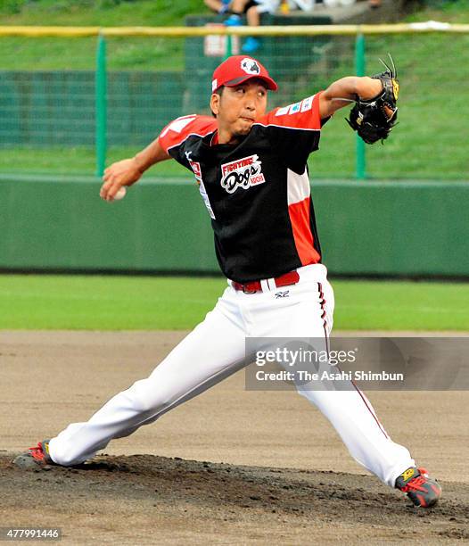 Kyuji Fujikawa of Kochi Fighting Dogs delivers a pitch during a practice match between Kochi Fighting Dogs and Kagawa Olive Guyners & Tokushima...