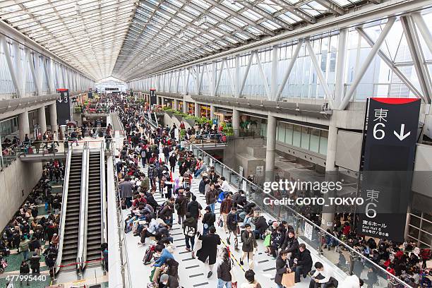 crowd at the 85th comic market - tokyo big sight stockfoto's en -beelden