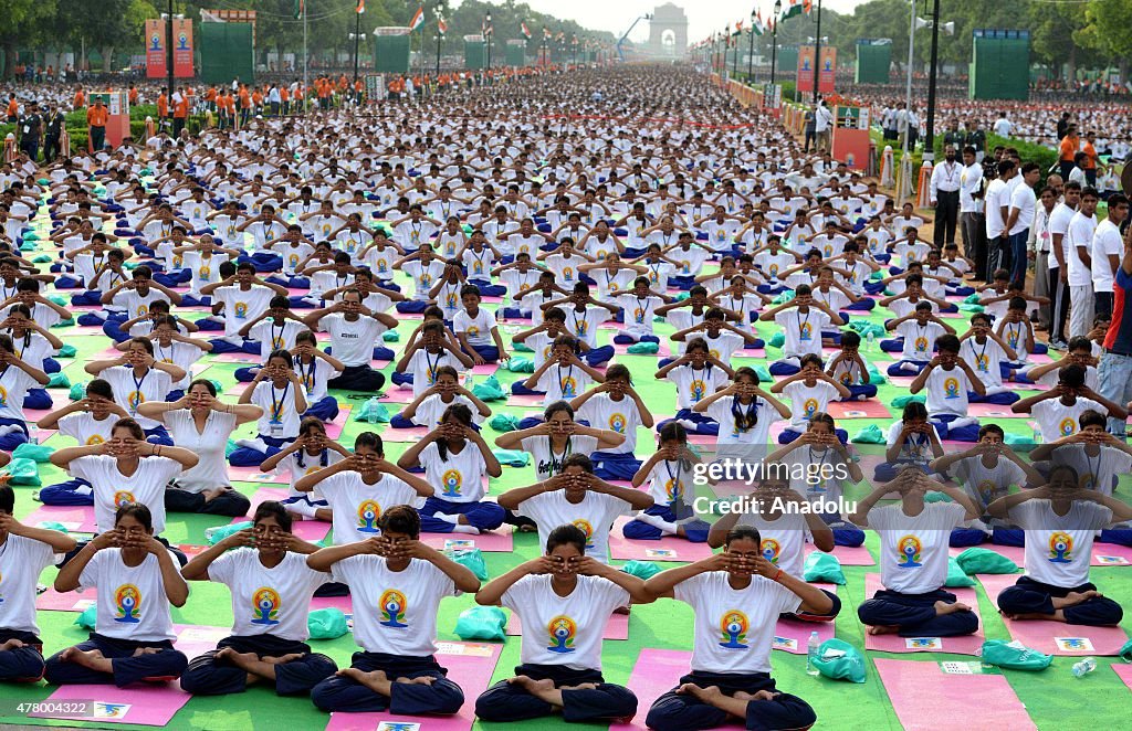 Indian PM Modi leads mass yoga session on Int'l Yoga Day in New Delhi