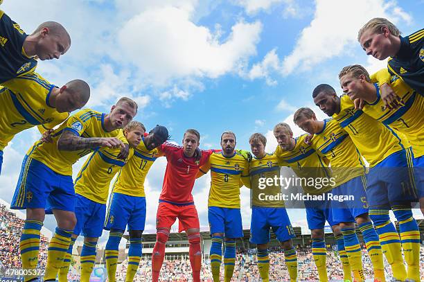 John Guidetti of Sweden gives a team talk to his team mates before the UEFA Under21 European Championship 2015 match between Sweden and England at...