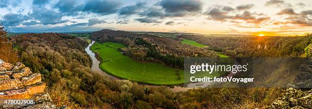 sunrise panorama over idyllic meandering forest river valley symonds yat - herefordshire stockfoto's en -beelden