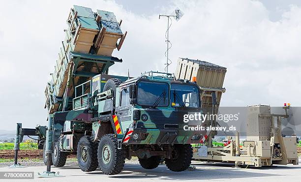 surface-to-air missile parked at ramat david israeli air force base - sam stock pictures, royalty-free photos & images