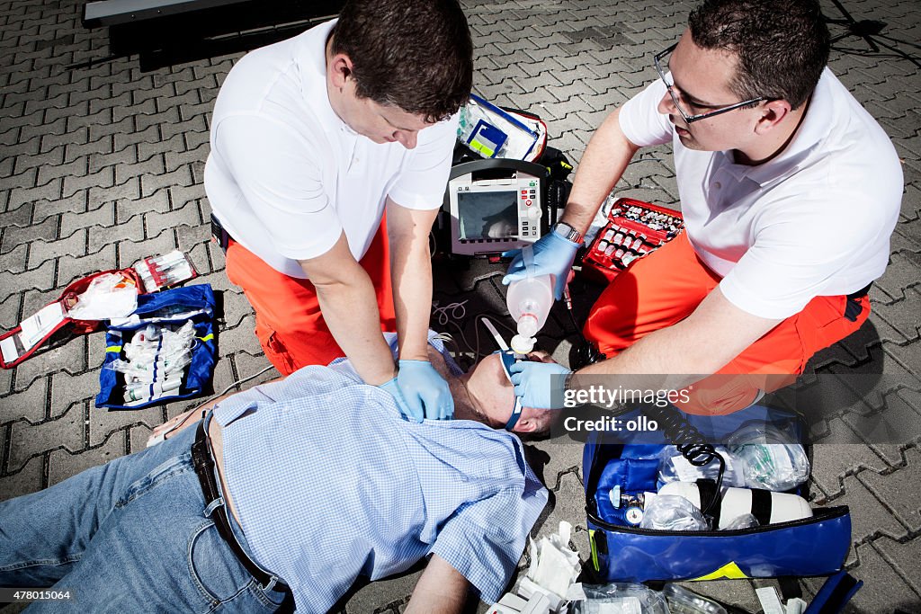 Paramedics CPR equipamentos de primeiros socorros de emergência médica