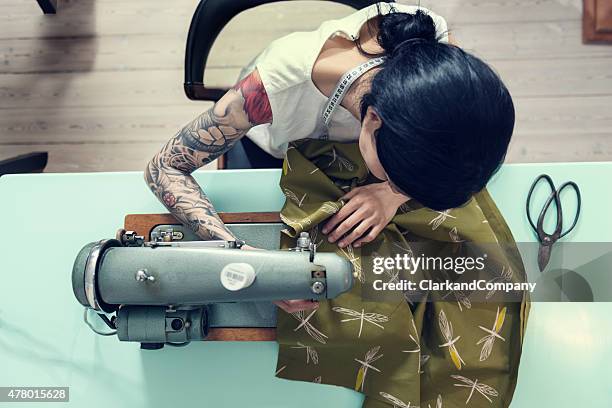 professionelle dressmaker bei der arbeit - sewing machine stock-fotos und bilder