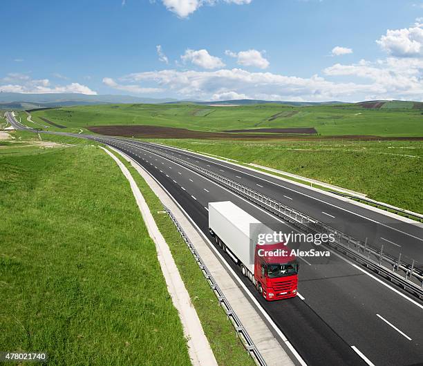 rote und weiße lkw auf der autobahn beschleunigung - shipping containers green red stock-fotos und bilder