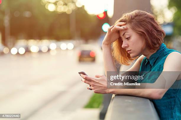 schlechte nachrichten über das telefon - unemployment stock-fotos und bilder