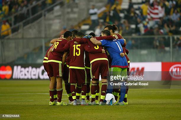 Players of Venezuela have a pregame meeting prior the 2015 Copa America Chile Group C match between Brazil and Venezuela at Monumental David Arellano...