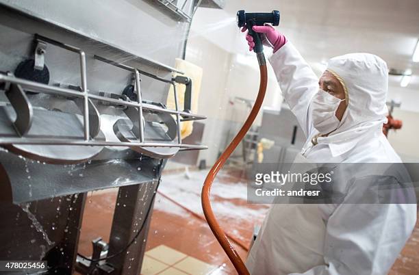 man washing machines at a factory - food waste stockfoto's en -beelden