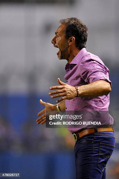 Mexico's coach Leon's Gustavo Cristian Matosas gesture during their 2014 Copa Libertadores football match at George Capwell stadium in Guayaquil,...