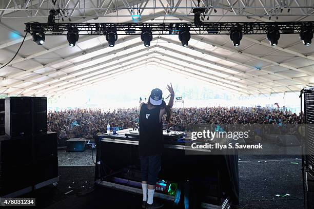 Hoppa performs onstage with Dizzy Wright during day 4 of the Firefly Music Festival on June 21, 2015 in Dover, Delaware.