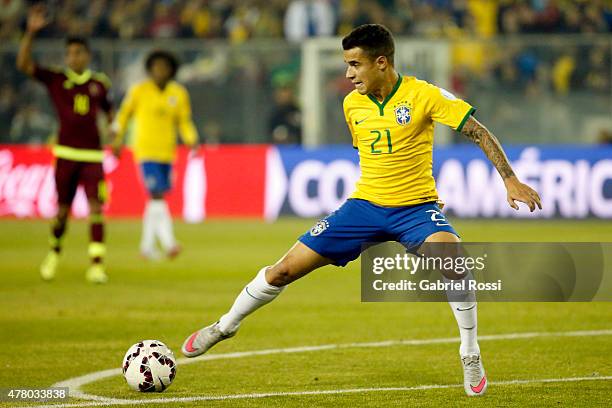 Philippe Coutinho of Brazil controls the ball during the 2015 Copa America Chile Group C match between Brazil and Venezuela at Monumental David...