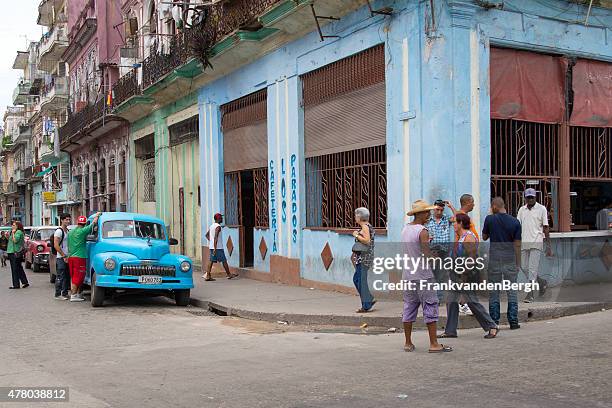 people and cars in havana - havana stockfoto's en -beelden