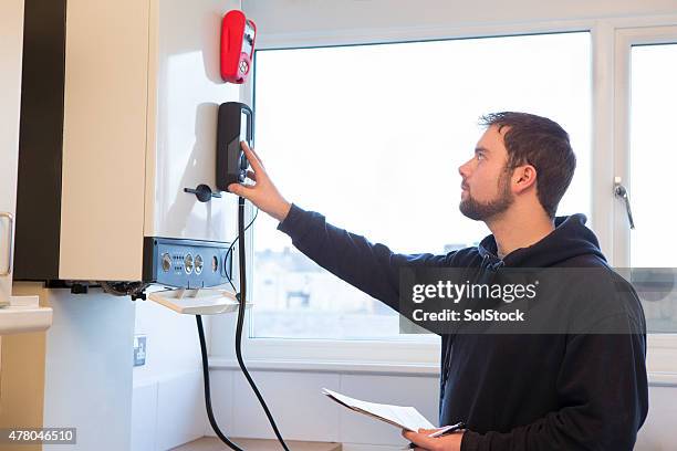 engenheiro de manutenção de caldeiras para aquecimento central - caldeira imagens e fotografias de stock