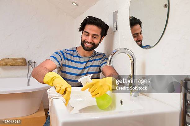 cleaning the bathroom - schoonmaker man stockfoto's en -beelden