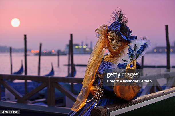 mask on sunrise - venetiaans-masker stockfoto's en -beelden